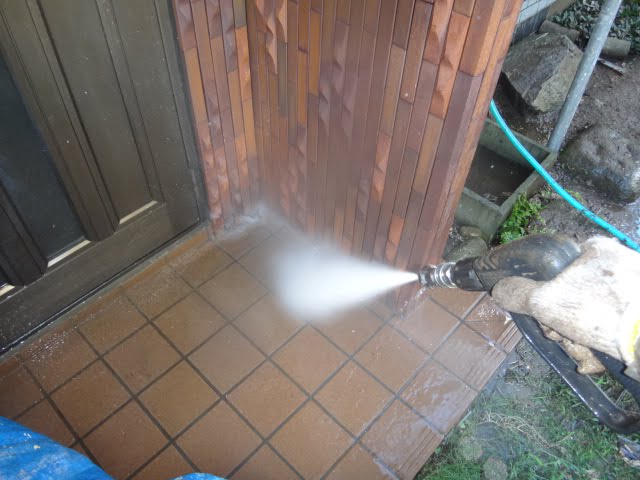 玄関タイル高圧洗浄中